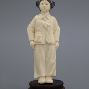 Une fille en ivoire sculpté, Chine, Révolution Culturelle, 20e — photo 1