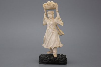 Une fille en ivoire sculpté chinois, Révolution Culturelle, 20e