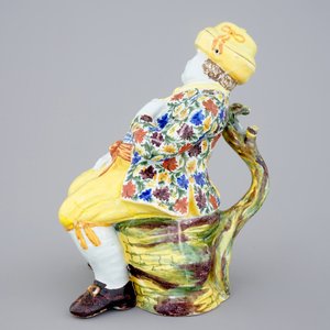 Une fontaine de table en faïence de Delft polychrome en forme d'homme, 18ème — photo 4
