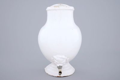 Une fontaine en faïence blanche de Delft, monture en étain, 18ème