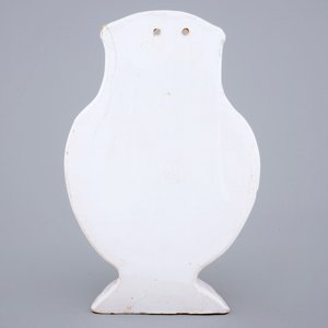 Une fontaine en faïence blanche de Delft, monture en étain, 18ème — photo 3