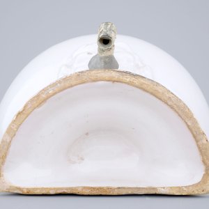 Une fontaine en faïence blanche de Delft, monture en étain, 18ème — photo 6