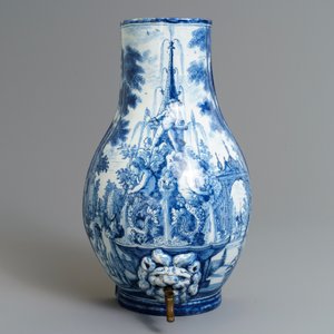 Une fontaine en faïence de Delft bleu et blanc à décor d'une fontaine de putti, 18ème — photo 2