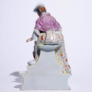 Une fontaine en faience de Delft polychrome petit feu en forme d'une femme, 18ème — photo 3