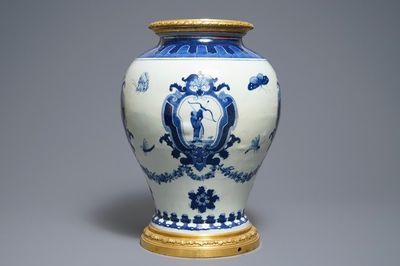 Une fontaine en porcelaine de Chine bleu et blanc à monture en bronze ormolu, Qianlong, vers 1740