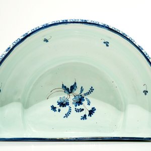 Une fontaine murale avec bassin en faïence de Bourg-la-Reine dans le style de Delft, daté 1890 — photo 16