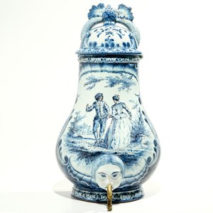 Une fontaine murale avec bassin en faïence de Bourg-la-Reine dans le style de Delft, daté 1890 — photo 2