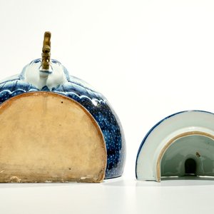 Une fontaine murale avec bassin en faïence de Bourg-la-Reine dans le style de Delft, daté 1890 — photo 7