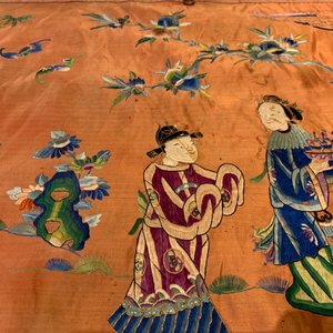 Une frise d'autel en soie brodée de forme rectangulaire allongé, Chine, 19/20ème — photo 25