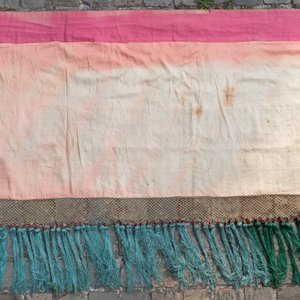 Une frise d'autel en soie brodée de forme rectangulaire allongé, Chine, 19/20ème — photo 5