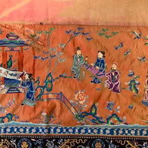 Une frise d'autel en soie brodée de forme rectangulaire allongé, Chine, 19/20ème — photo 9