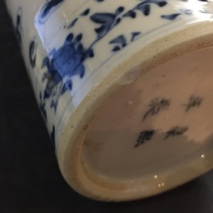 Une garniture aux dragons de cinq pièces en porcelaine de Chine bleu et blanc, 19ème — photo 16