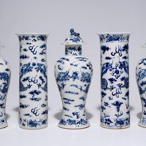 Une garniture aux dragons de cinq pièces en porcelaine de Chine bleu et blanc, 19ème — photo 2