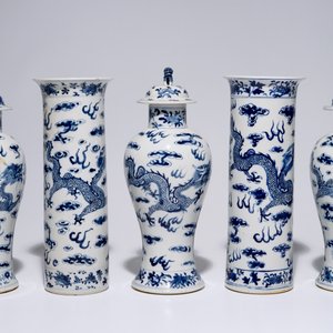 Une garniture aux dragons de cinq pièces en porcelaine de Chine bleu et blanc, 19ème — photo 3