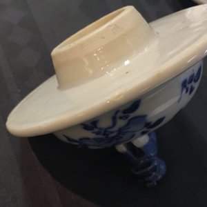 Une garniture aux dragons de cinq pièces en porcelaine de Chine bleu et blanc, 19ème — photo 10