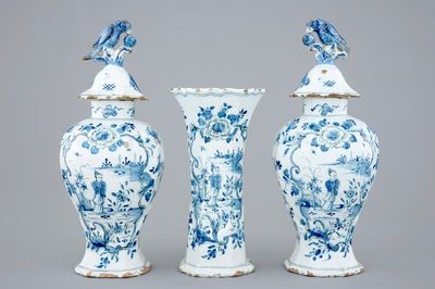 Une garniture chinoiserie de 3 pièces en faïence de Delft, 18ème