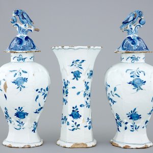 Une garniture chinoiserie de 3 pièces en faïence de Delft, 18ème — photo 3