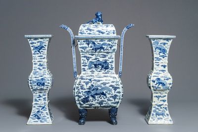 Une garniture d'autel au brûle-parfum en porcelaine de Chine bleu et blanc, 19ème
