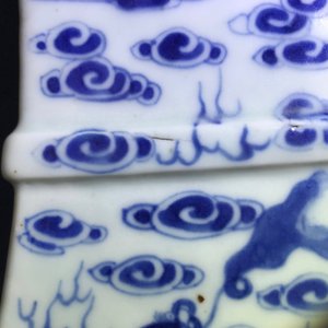 Une garniture d'autel au brûle-parfum en porcelaine de Chine bleu et blanc, 19ème — photo 11
