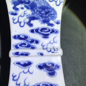 Une garniture d'autel au brûle-parfum en porcelaine de Chine bleu et blanc, 19ème — photo 16