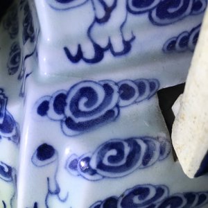 Une garniture d'autel au brûle-parfum en porcelaine de Chine bleu et blanc, 19ème — photo 19