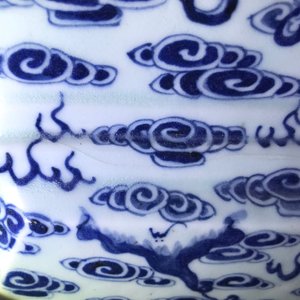 Une garniture d'autel au brûle-parfum en porcelaine de Chine bleu et blanc, 19ème — photo 22