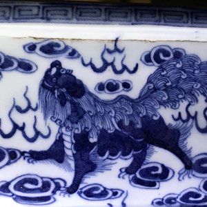 Une garniture d'autel au brûle-parfum en porcelaine de Chine bleu et blanc, 19ème — photo 28