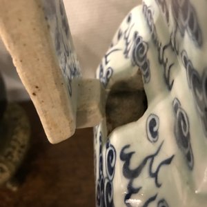 Une garniture d'autel au brûle-parfum en porcelaine de Chine bleu et blanc, 19ème — photo 31
