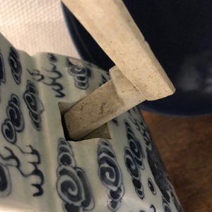 Une garniture d'autel au brûle-parfum en porcelaine de Chine bleu et blanc, 19ème — photo 32