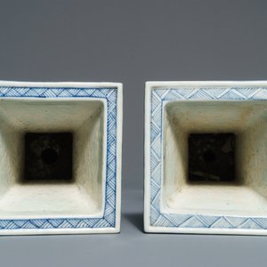 Une garniture d'autel au brûle-parfum en porcelaine de Chine bleu et blanc, 19ème — photo 9