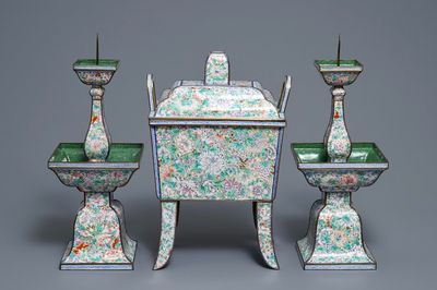 Une garniture d'autel en émaux de Canton à décor millefleurs, Chine, Qianlong