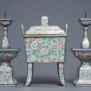 Une garniture d'autel en émaux de Canton à décor millefleurs, Chine, Qianlong — photo 4
