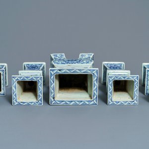 Une garniture d'autel en porcelaine de Chine bleu et blanc, 19ème — photo 6