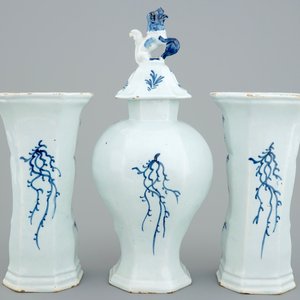 Une garniture de 3 pièces en faïence de Delft, 18ème — photo 3