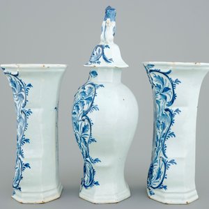 Une garniture de 3 pièces en faïence de Delft, 18ème — photo 4