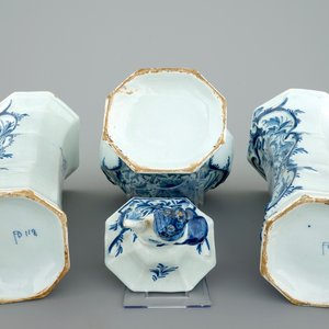 Une garniture de 3 pièces en faïence de Delft, 18ème — photo 6