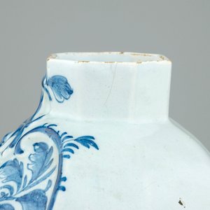 Une garniture de 3 pièces en faïence de Delft, 18ème — photo 7