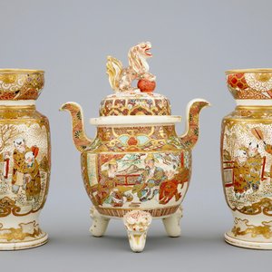 Une garniture de 3 pièces en Satsuma, Japon, Meiji, vers 1900 — photo 1
