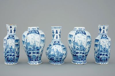 Une garniture de 5 pièces en faïence de Delft bleu et blanc, 18ème
