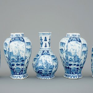 Une garniture de 5 pièces en faïence de Delft bleu et blanc, 18ème — photo 1