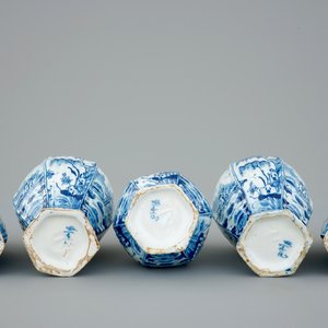 Une garniture de 5 pièces en faïence de Delft bleu et blanc, 18ème — photo 5