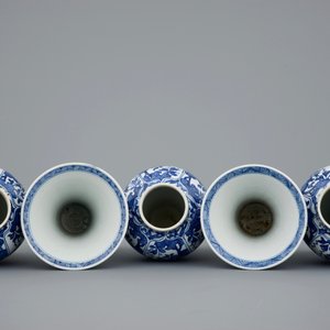 Une garniture de 5 pièces en porcelaine de Chine bleu et blanc, Kangxi — photo 6