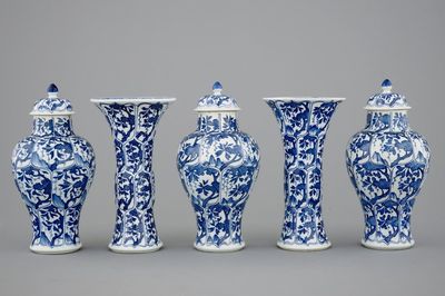 Une garniture de 5 pièces en porcelaine de Chine bleu et blanc, Kangxi