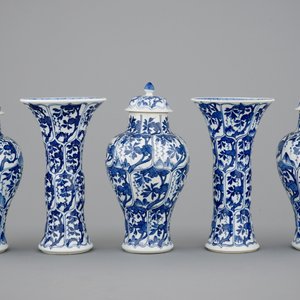 Une garniture de 5 pièces en porcelaine de Chine bleu et blanc, Kangxi — photo 2