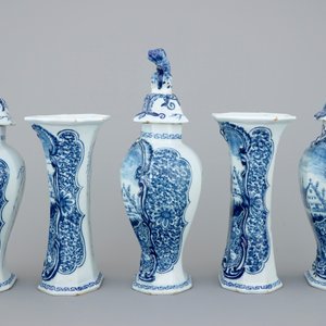 Une garniture de 5 vases en faïence de Delft bleu et blanc, 18ème — photo 2