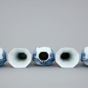 Une garniture de 5 vases en faïence de Delft bleu et blanc, 18ème — photo 5