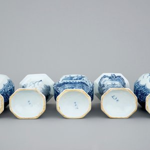 Une garniture de 5 vases en faïence de Delft bleu et blanc, 18ème — photo 8