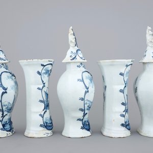 Une garniture de 5 vases en faïence de Delft bleu et blanc, 18ème — photo 3