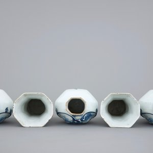Une garniture de 5 vases en faïence de Delft bleu et blanc, 18ème — photo 5