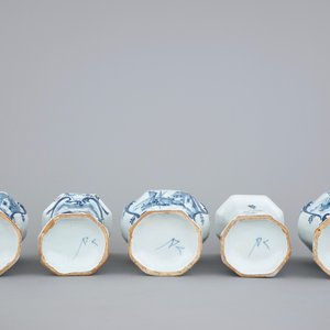 Une garniture de 5 vases en faïence de Delft bleu et blanc, 18ème — photo 6